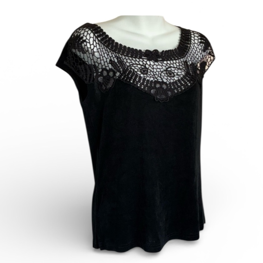 AMANDA top, sleek pretty filagree Neckline, cap sleeves. S